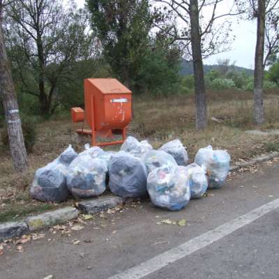 Gramada de saci cu gunoiul colectat in lunca Ciovarnasani.